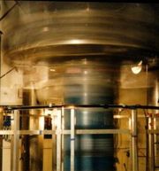 milli-Kelvin rotating cryostat